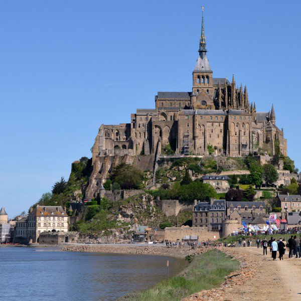 MaBretagne_com's tweet image. Pour la #fêtedesvoisins les normands renomment le Mont Saint-Michel, le Mont Saint-Fañch ! MERCI mabretagne.com/normands-breto…