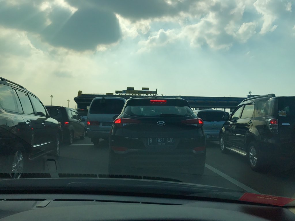 Kharyanto's tweet photo. @RadioElshinta @SonoraFM92 #infotol :kepadatan di pintu gerbang Cikarang Utama 20 menit tidak bergerak kearah Jakarta, arah sebaliknya sama https://t.co/XCyaw23TBW