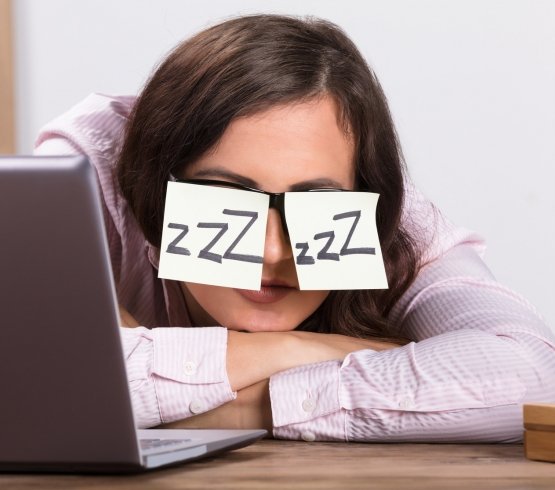 Alexenbref's tweet photo. En cette fin de semaine, mon état de jeune papa m'invite à vous proposer un point sur la #sieste au #travail https://t.co/CSpSX57Did #QVT https://t.co/XGo1Zxfwv4