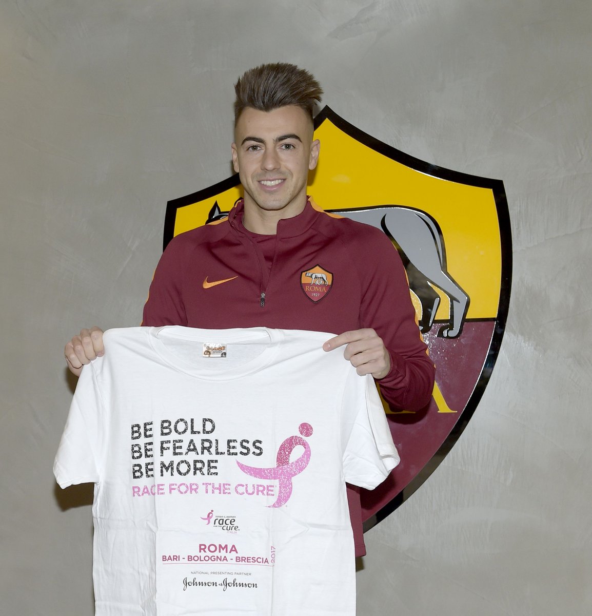 OfficialASRoma's tweet photo. #ASRoma sostiene #RacefortheCure e @Komenitalia per la lotta ai tumori del seno: dal 19/5 al 21/5 al Circo Massimo https://t.co/TNpmk1uSHG https://t.co/rSgJLhTA6J