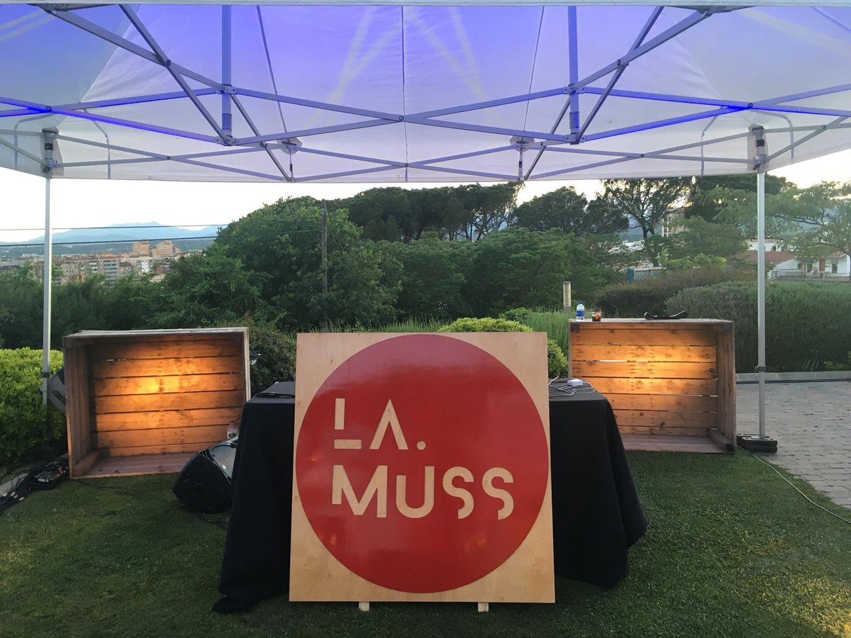 JUMPACKMUSIC's tweet photo. 🌞📢 Fa una setmana estàvem a @lamussmarket ! GRÀCIES per confiar en nosaltres! 😄🙏

#Jumpackos
https://t.co/dy9rCLi1ea https://t.co/44ne3NvCvs