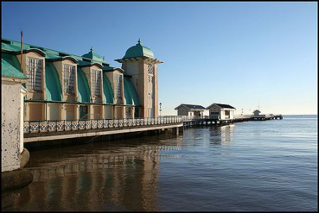 SeasidePiers's tweet photo. Art Deco Pavilion at Penarth Pier https://t.co/0OdCjmHdvq #penarth #penarthpier #wales #coast #seaside https://t.co/ovTsTd6Rc6