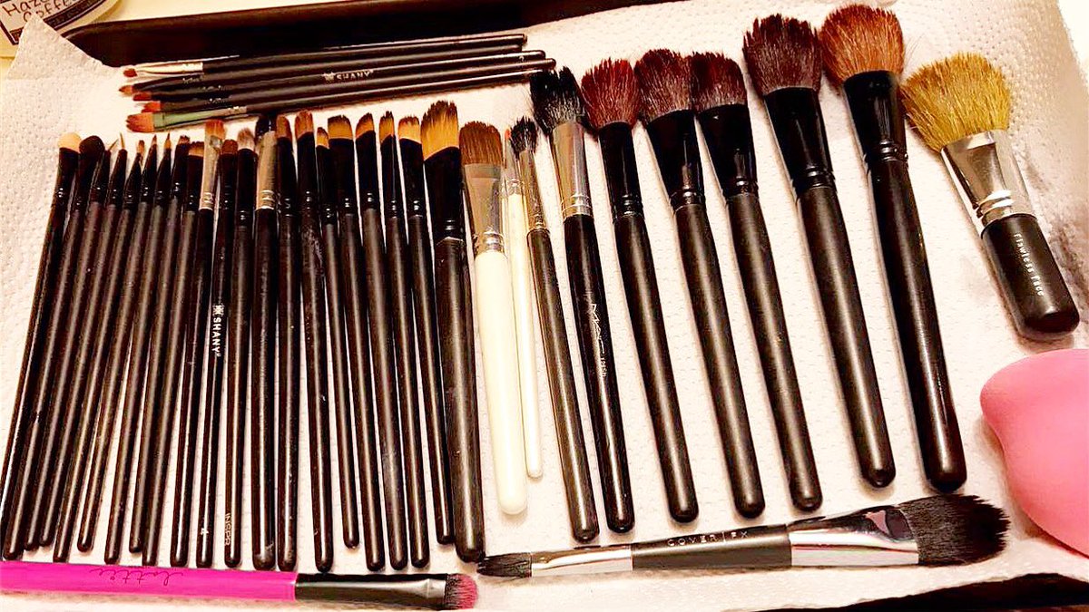 VanessaBorquez's tweet photo. Makeup brushes cleaned &amp; ready for the weekend 💄🎨❤️ #makeupartist #funzees #prom #reunion #gigsalad #mua https://t.co/SdM9FY3nLK
