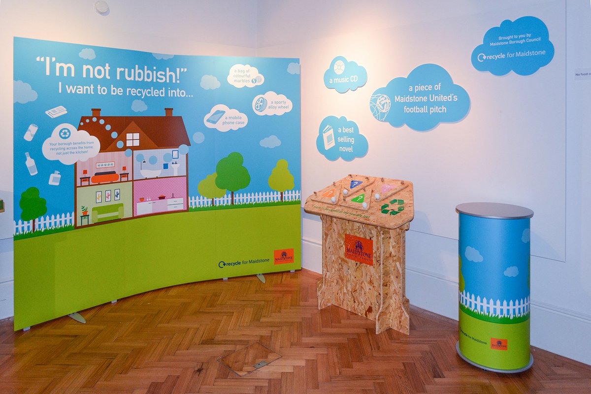 VersaformUK's tweet photo. Versaform Lite is a really simple #exhibition #display that can perform anywhere. The #creative bit is up to you! https://t.co/EcFpgkkfGO https://t.co/ozs50wes8J