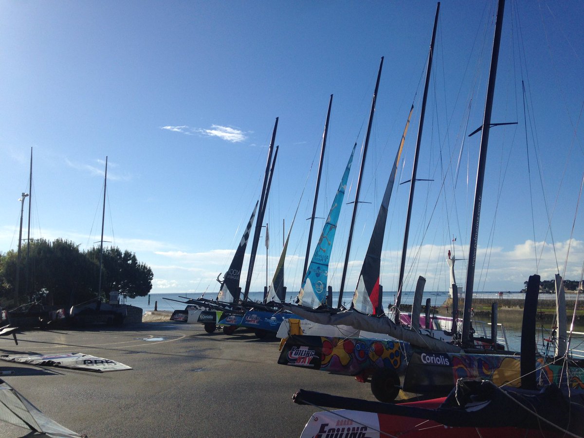 BritMoth_Series's tweet photo. [#FoilingBay] 19 mai 2017. Les préparatifs des courses se sont faits ce matin sous un grand soleil ! #moths #flyingPhantom #LaBaule https://t.co/5hM6yzy4zt