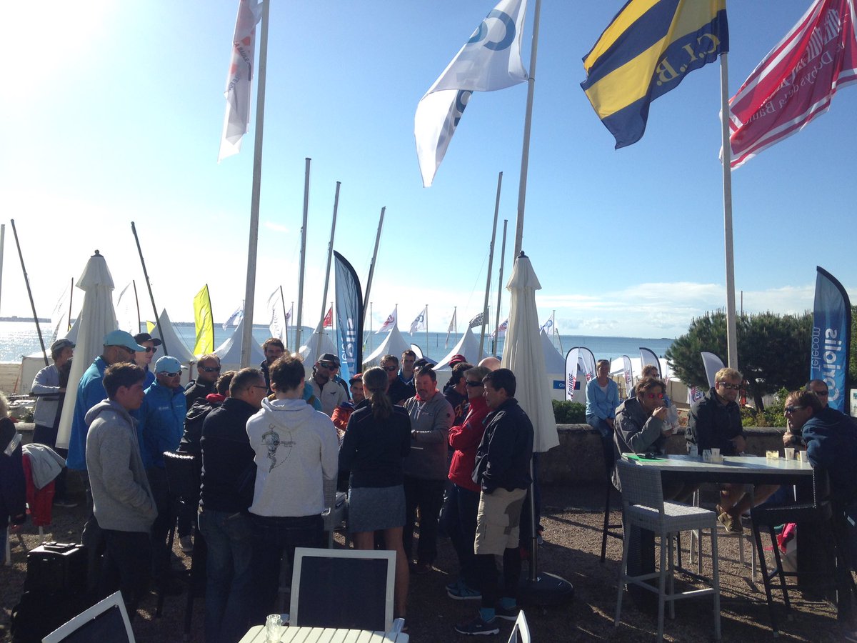 [#FoilingBay] 19 mai 2017. Les préparatifs des courses se sont faits ce matin sous un grand soleil ! #moths #flyingPhantom #LaBaule