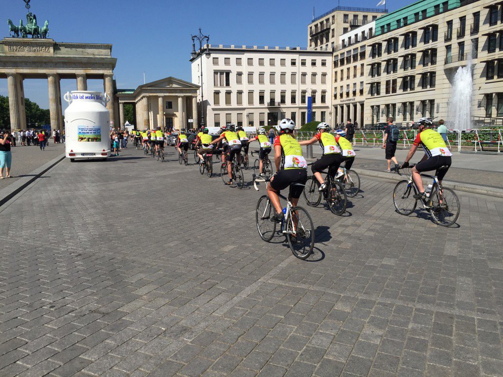 Bauern_Verband's tweet photo. Die Radfahrer und Radfahrerinnen der #BIGChallenge in Tour haben es geschafft &amp; sind am Brandenburger Tor angekommen! https://t.co/Ag9MV7IeC9