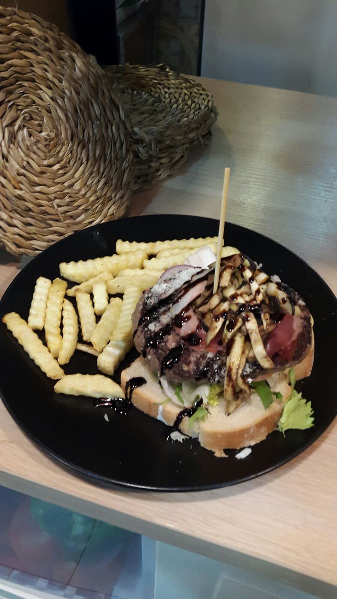 angusmadrid's tweet photo. ¡Por fin viernes! Ven a celebrarlo con nosotros probando la '#Hamburguesa Tery'. Carne de ternera 100% #BlackAngus con verduras al #teriyaki https://t.co/vtMkZsieqL