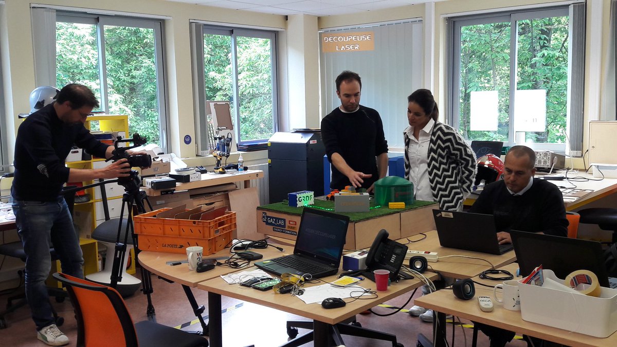 ClaudieGuillou's tweet photo. Après le simulateur, place au #GAZLAB @EnergyFormation ! Qd le formateur développe ses #innovations pr aller +loin dans son métier !! @GRDF https://t.co/jOFnw55Rjo