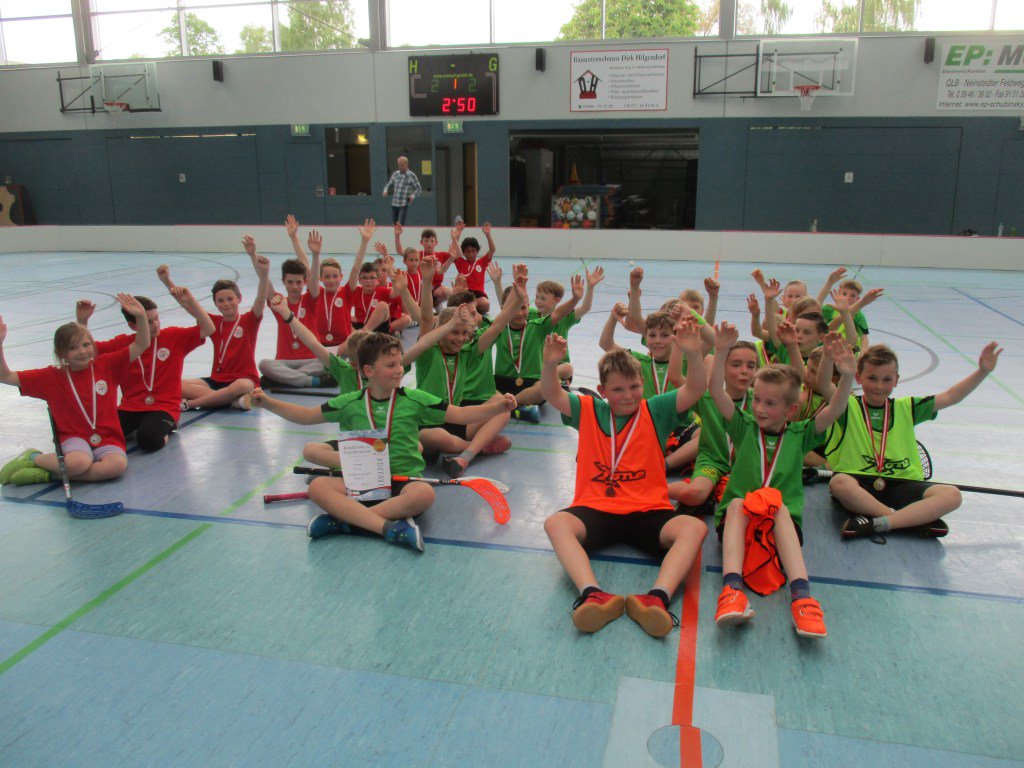 Grundschul-Cup bei tropischer Hitze floorball-quedlinburg.de/2017/05/grunds…
