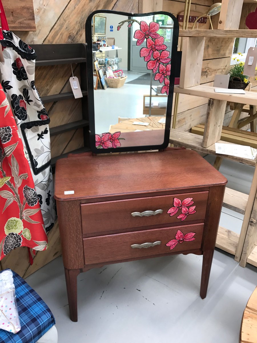 A beautiful dressing table that has been upcycled by one of our clients is on sale for £30! 🌺