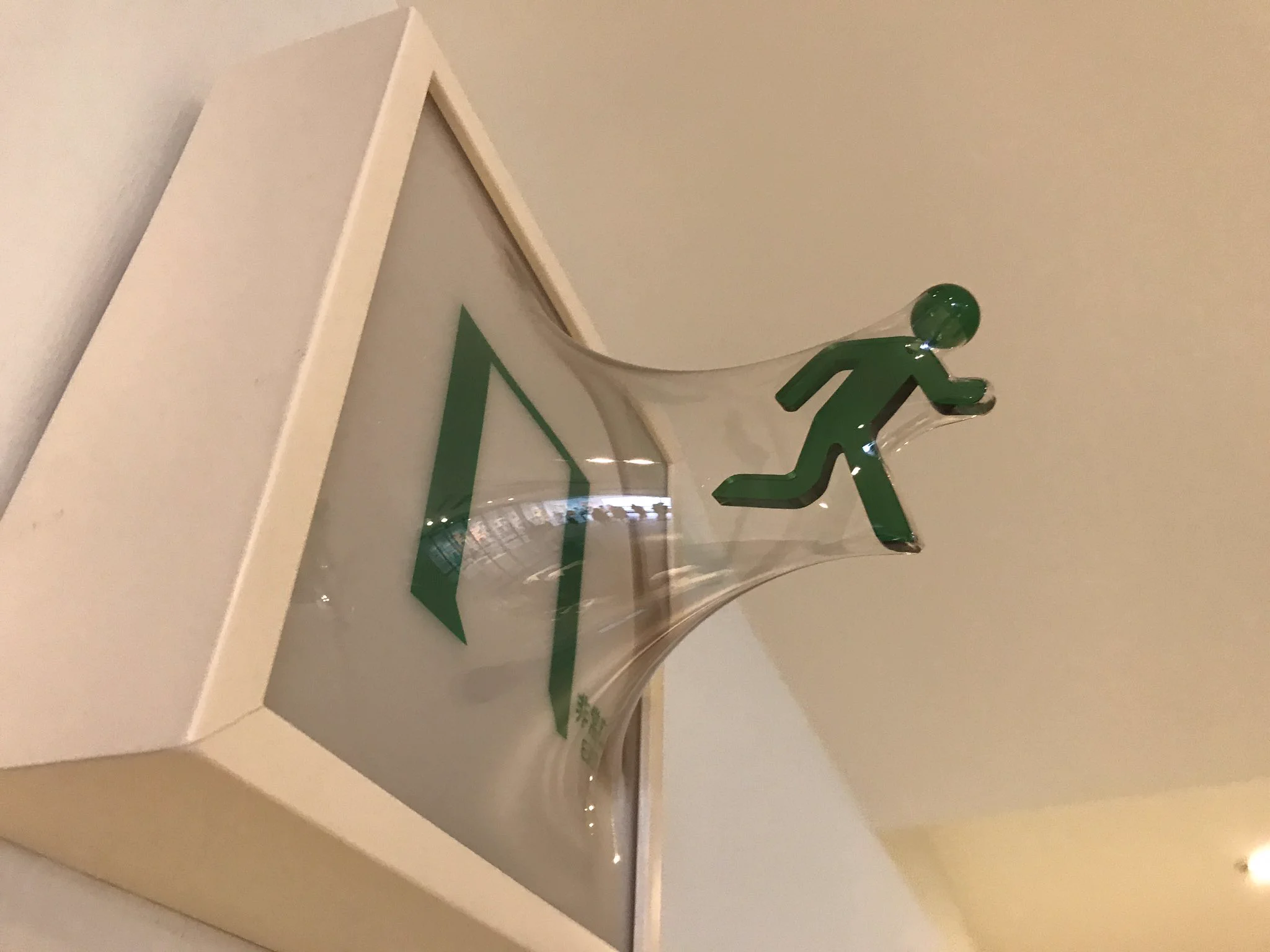飛び出してるｗｗｗ非常事態な感じがすごく伝わってくる非常口のマークｗｗｗ