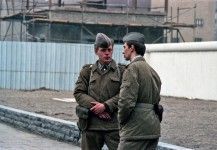 cschaeferhoff's tweet image. #Photos from both sides of the Berlin wall during the 80s: Divided Berlin buff.ly/2pr5V1M via @slowberlin #berlin #wall #history