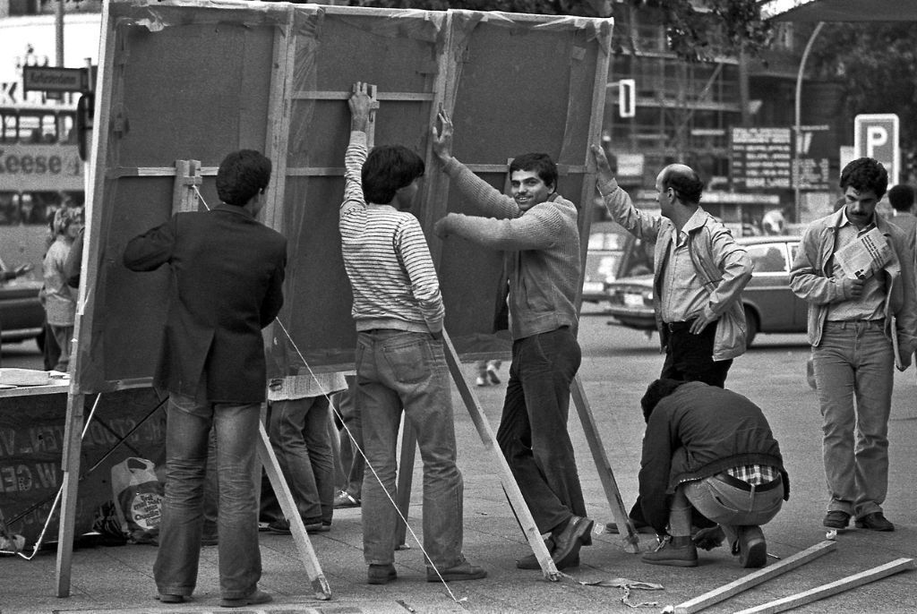 cschaeferhoff's tweet image. #Photos from both sides of the Berlin wall during the 80s: Divided Berlin buff.ly/2pr5V1M via @slowberlin #berlin #wall #history
