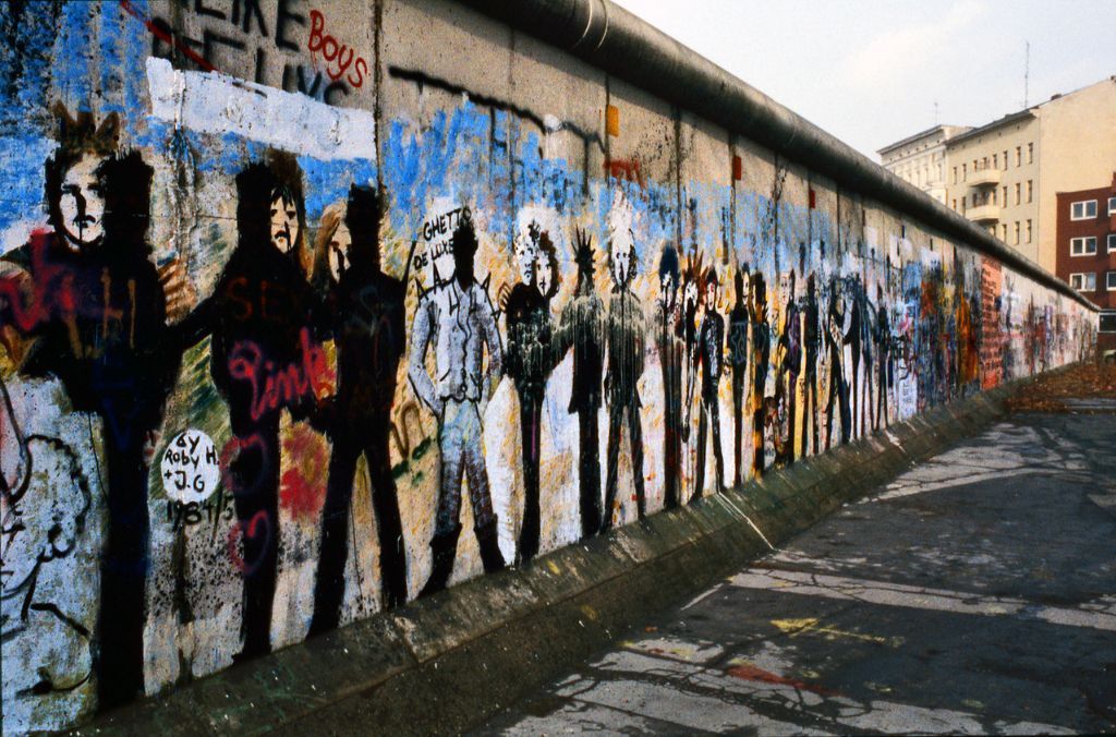 cschaeferhoff's tweet image. #Photos from both sides of the Berlin wall during the 80s: Divided Berlin buff.ly/2pr5V1M via @slowberlin #berlin #wall #history