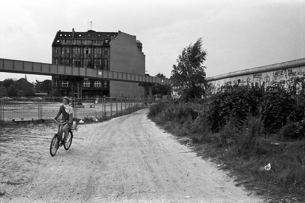 cschaeferhoff's tweet image. #Photos from both sides of the Berlin wall during the 80s: Divided Berlin buff.ly/2pr5V1M via @slowberlin #berlin #wall #history