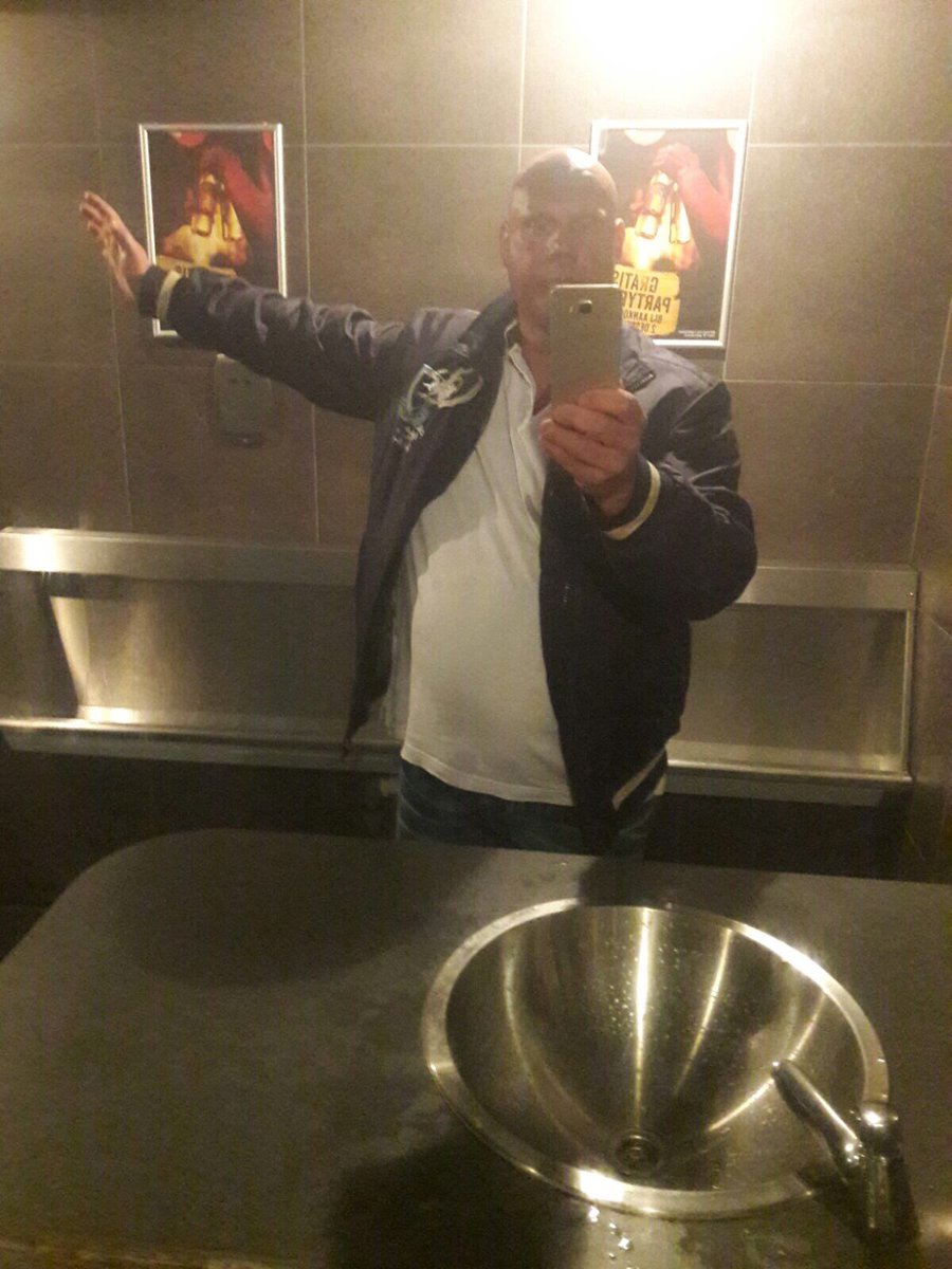 Ronaldehv's tweet photo. Dinsdagmiddag een Samsung telefoon gevonden scherm kapot. Op de weg net buiten Oostelbeers. Wie helpt de eigenaar vinden?#marvilde https://t.co/Q7ryR54cEi