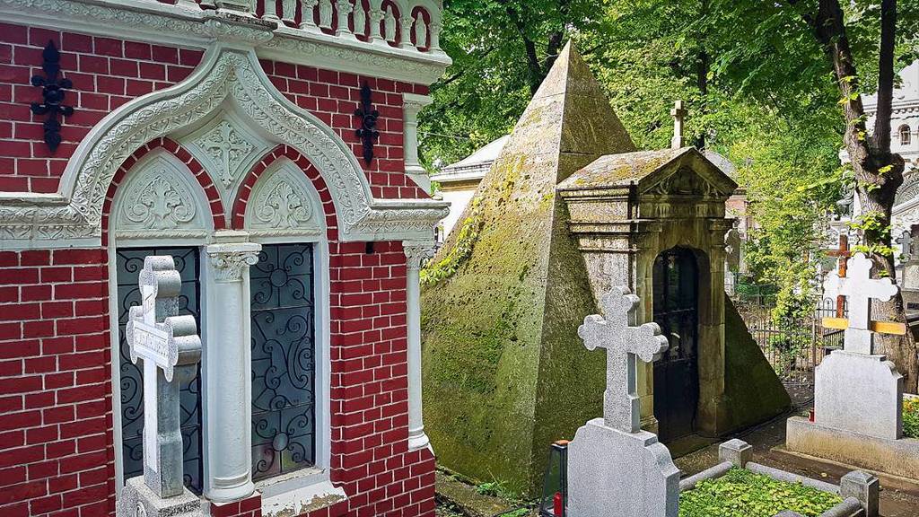 SkyeTravels's tweet image. Who builds their tomb in the shape of a pyramid? Read more at ift.tt/2pXh6AA #experiencebucharest #bellu… ift.tt/2rlfhB9