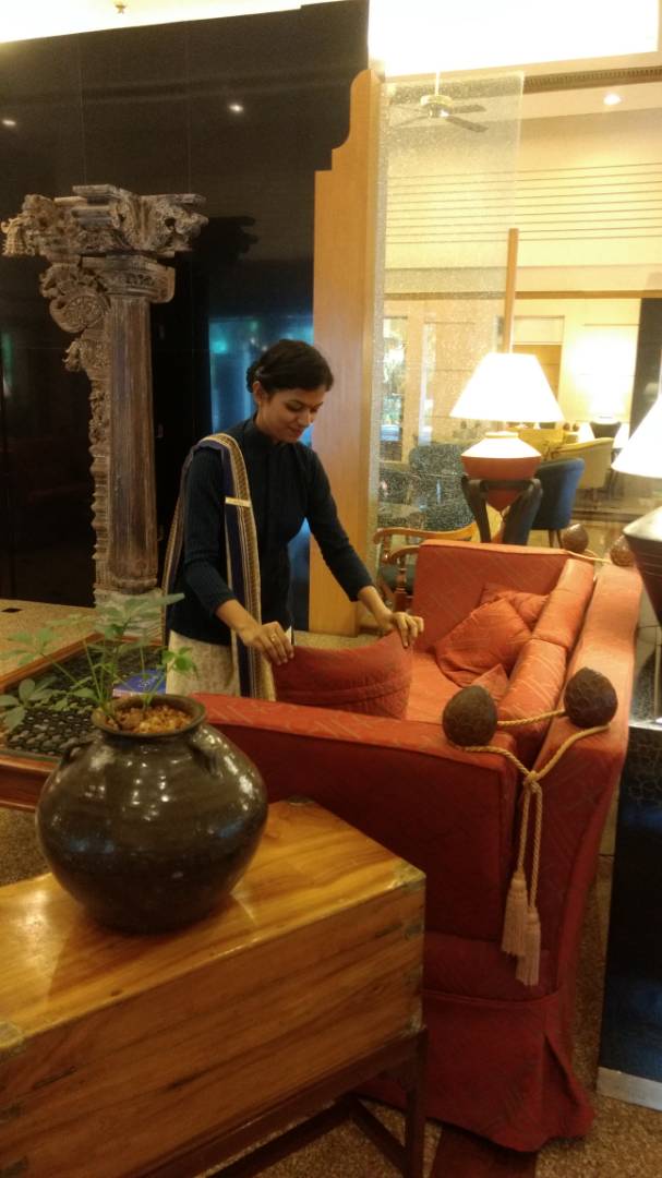 ArshChoudhrey's tweet photo. Our lobby in charge Ritika keeps lobby refreshed all the times  #TridentExperiences @TridentHotels https://t.co/tLpTLXqkwS