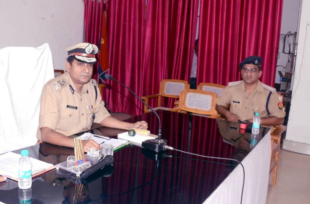 Igrangelucknow's tweet photo. #diglucknow 
IG RANGE LKW द्वारा आज पुलिस लाइन्स लखनऊ संगोष्ठी भवन में लखनऊ के थानों के हेड मोहर्रिर की गोष्ठी की गई। https://t.co/hQHEA3SfqZ