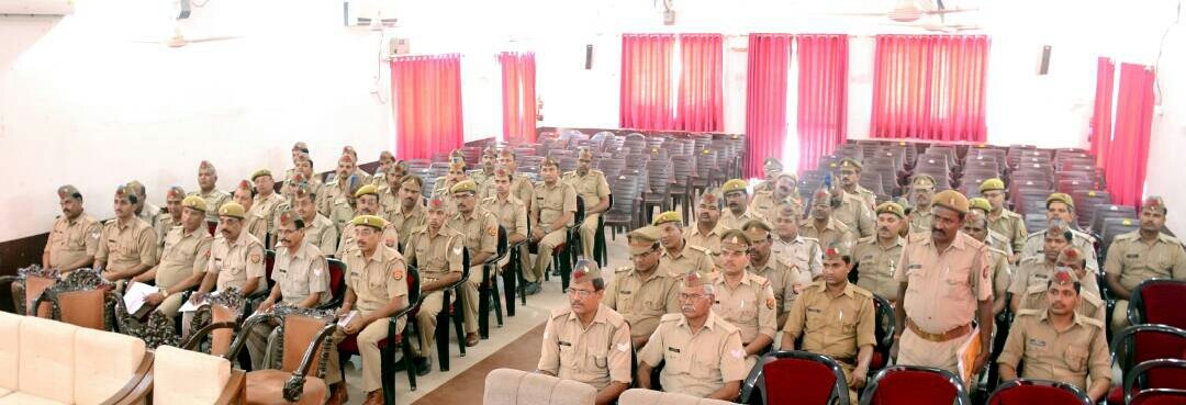 Igrangelucknow's tweet photo. #diglucknow 
IG RANGE LKW द्वारा आज पुलिस लाइन्स लखनऊ संगोष्ठी भवन में लखनऊ के थानों के हेड मोहर्रिर की गोष्ठी की गई। https://t.co/hQHEA3SfqZ