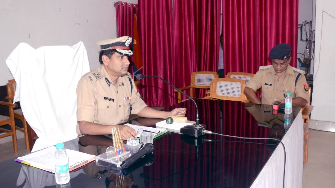 Igrangelucknow's tweet photo. #diglucknow 
IG RANGE LKW द्वारा आज पुलिस लाइन्स लखनऊ संगोष्ठी भवन में लखनऊ के थानों के हेड मोहर्रिर की गोष्ठी की गई। https://t.co/hQHEA3SfqZ