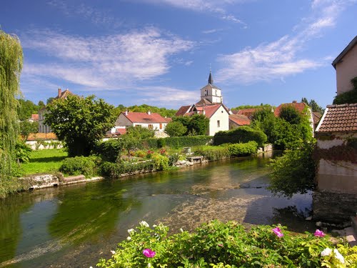 Magnifique_FR's tweet photo. #Patrimoine Le village de Bèze en #MagnifiqueBourgogne, (ma Terre d'adoption), participe à l'émission de @bernstephane le #VillagePréféré https://t.co/yCQkAziT2t