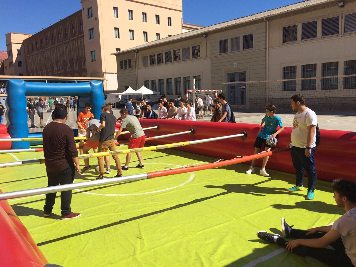 salesianssarria's tweet photo. Matí d'activitats lúdiques i esportives per celebrar #MariaAuxiliadora i comiat dels alumnes de #GrauMitjà @SalesianosSMX https://t.co/V0YwpkdRYk
