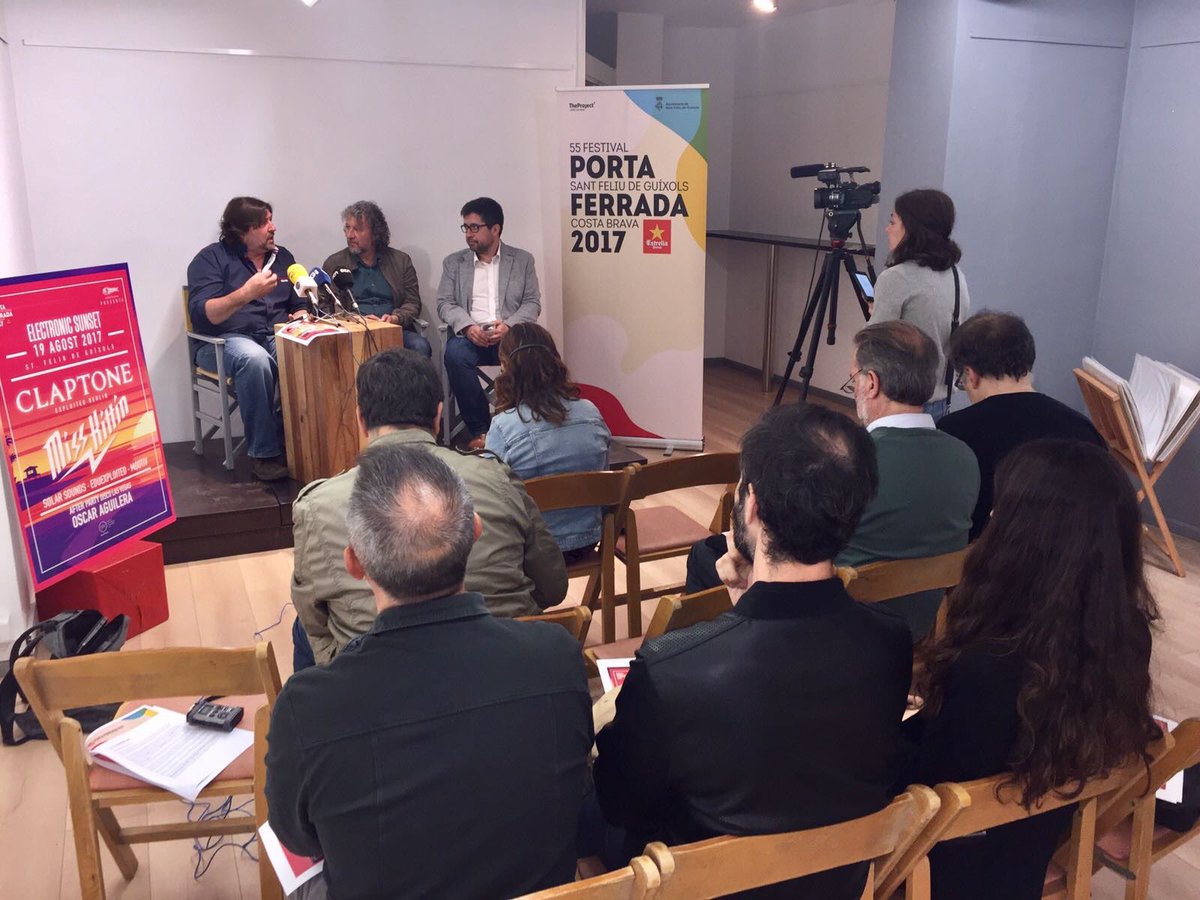 PortaFerrada's tweet photo. Presentació de la festa de cloenda #electronicsunset a la #llibreria22girona @electrona.cat @eumesgirona @theprojectbcn https://t.co/VGCgTTJUHo