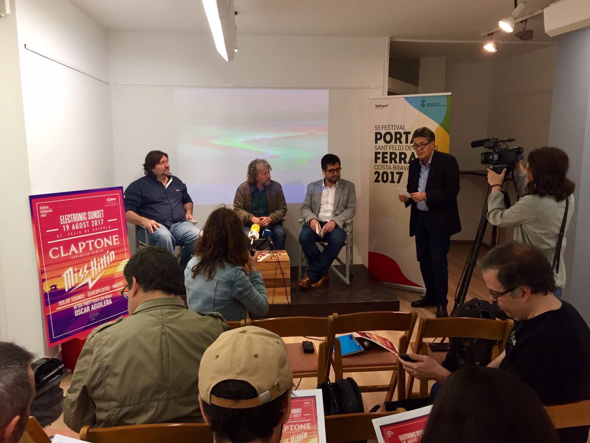 PortaFerrada's tweet photo. Presentació de la festa de cloenda #electronicsunset a la #llibreria22girona @electrona.cat @eumesgirona @theprojectbcn https://t.co/VGCgTTJUHo