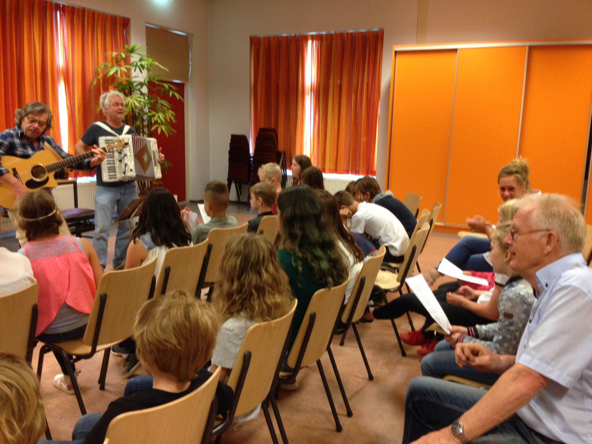 EdithSWB's tweet image. #Parelsvoordekunst Muziekproject @expeditie247 Opa vindt het heerlijk mee te doen met de klas van zijn kleindochter!