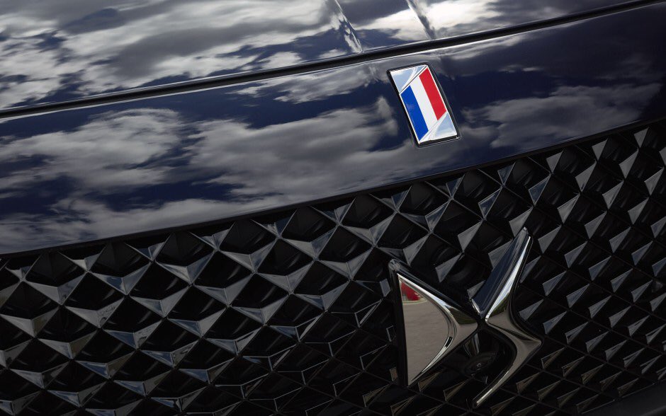 Lespetits4x4's tweet photo. Emmanuel #Macron et son carrosse doré #DS7 #Crossback https://t.co/0XoVNLv5lD @CitroenFrance https://t.co/oIjDTY4BnO