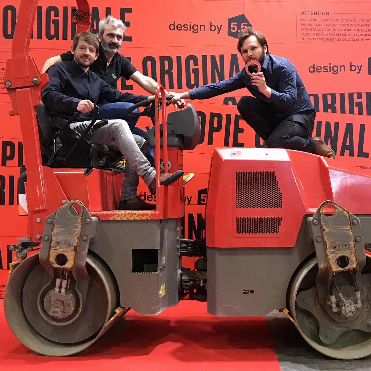 a_lebosse55's tweet photo. Prenez les commandes du rouleau compresseur pour une photo souvenir de l'expo #copiesoriginales by 5.5 ! @lespucesdudesign #55designstudio https://t.co/9c7U4M2Whc