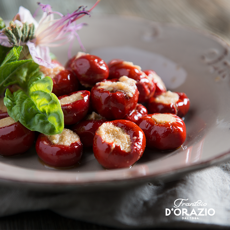 Peperonetti ripieni "ciccio dorazio". 
Un'esplosione di gusto, perfetti per ogni golosa occasione!