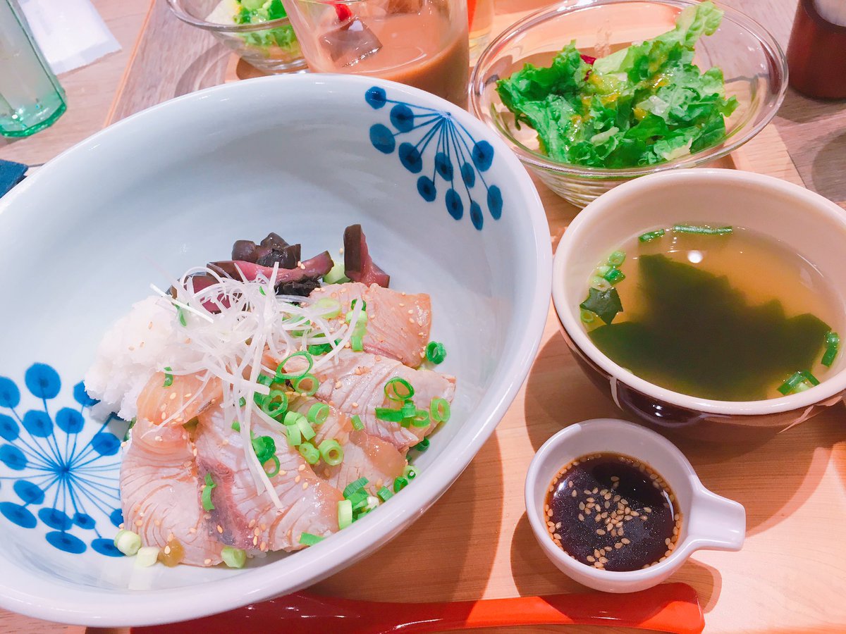 S2Vcxmk's tweet photo. 今日はマルモキ��チンでlunch食べてきた！！カンパチのどんぶり！！！炙ってあるカンパチ最高だった😽サラダもおいしかった😸デザートもおいしそうだったからまた行くときに食べよう😏 https://t.co/Dd1y1LU6Oa