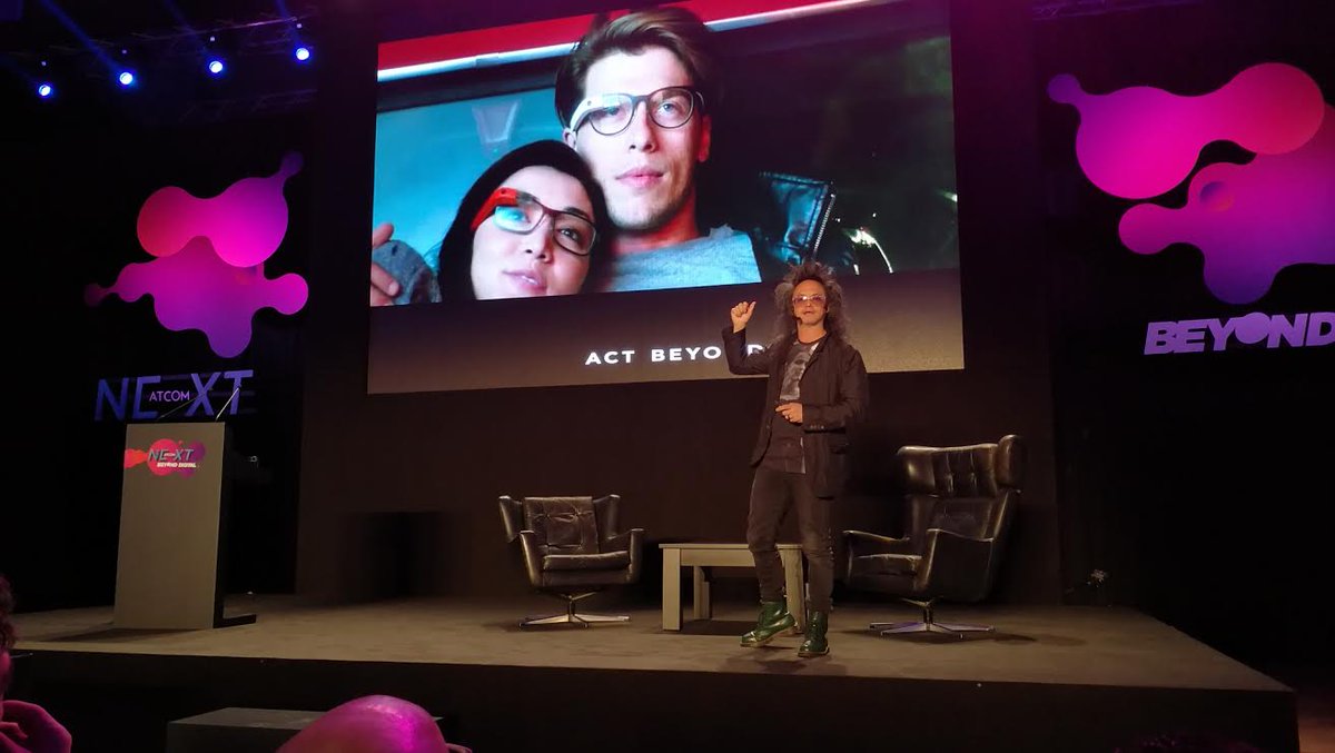 News247gr's tweet photo. Ο γκουρού της τεχνολογίας, David Shing στο Atcom Next #digitalprophet #onstage #atcomnext #beyonddigital #internetofexperiences #instatech https://t.co/GdiWRojf7p