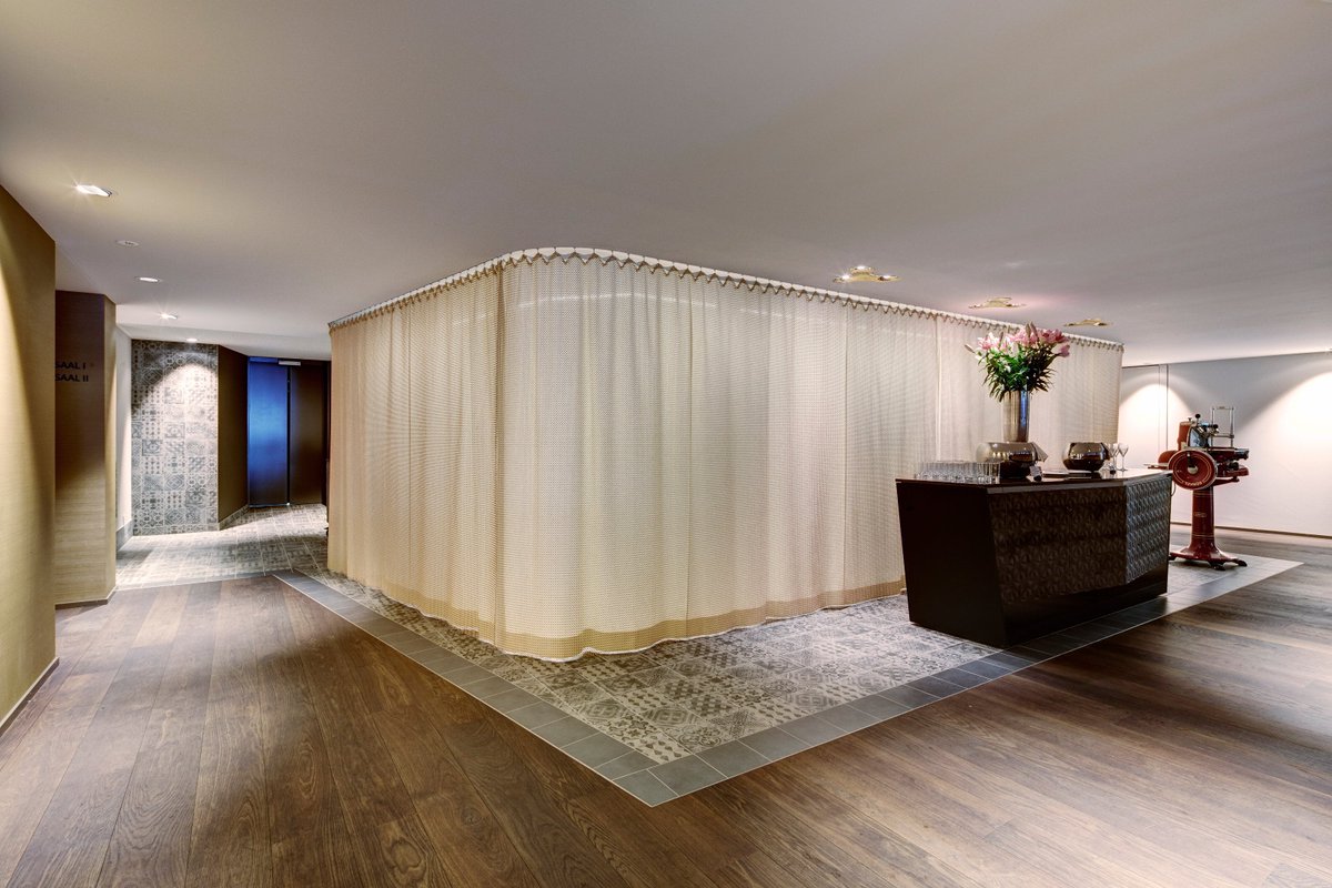 metallpfister's tweet photo. Ringgeflecht-Vorhang Bronze alphamesh Ø12  
Hotel Waldstätterhof in Brunnen 
Architekt: LIGNO in-Raum AG
#Ringgeflecht #Vorhang #Architektur https://t.co/nzDRAQT3Pb