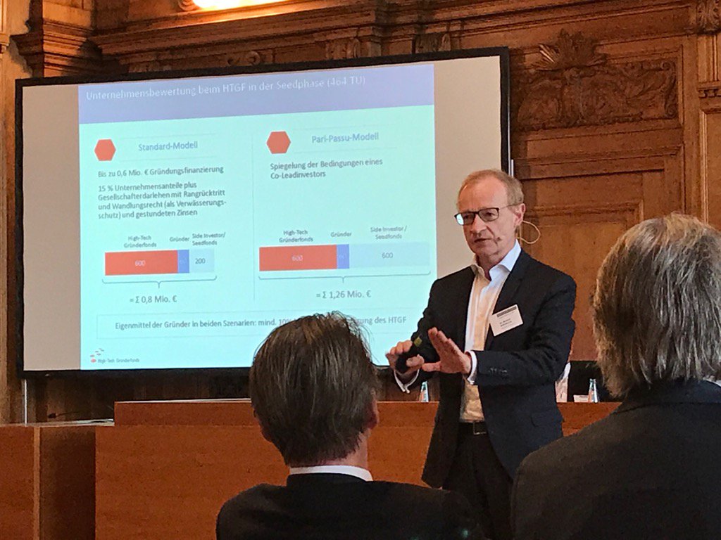BerlinLaw's tweet photo. Michael Brandkamp vom @HTGF erläutert die #HTGF-Investitionsmodelle. #lkma #startups #finanzierung https://t.co/Tzm5VyjAGm