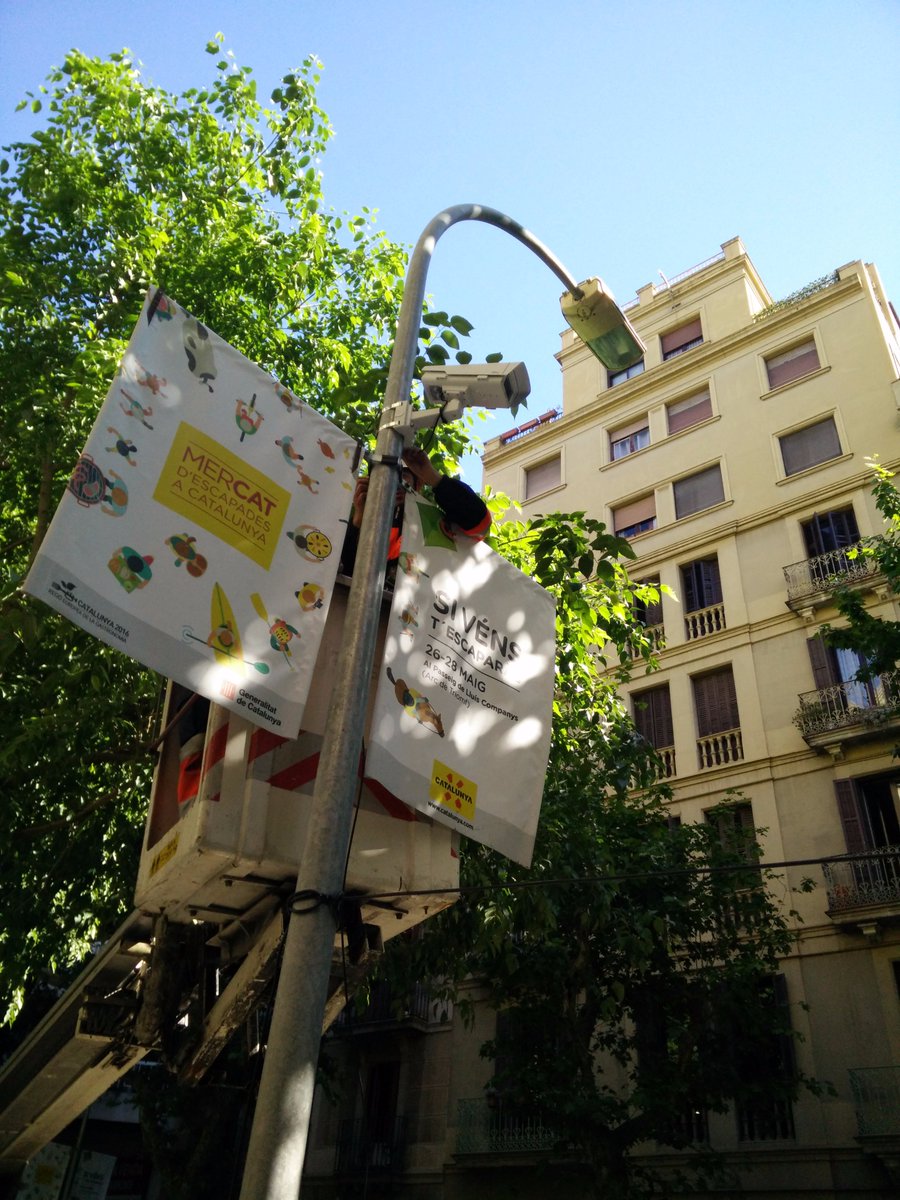 IMOB_UHasselt's tweet photo. Installatie camera's! Na #Kermt filmt @uhasselt ook kruispunt in #Barcelona. Gedrag weggebruikers wordt vergeleken. #InDeV @EU_H2020 https://t.co/pIdbl7HDv2