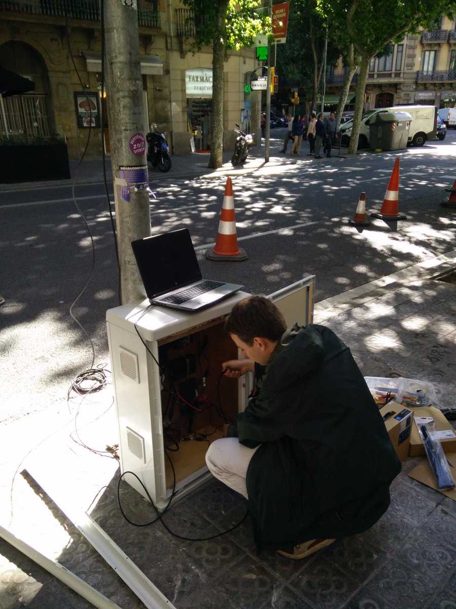IMOB_UHasselt's tweet photo. Installatie camera's! Na #Kermt filmt @uhasselt ook kruispunt in #Barcelona. Gedrag weggebruikers wordt vergeleken. #InDeV @EU_H2020 https://t.co/pIdbl7HDv2