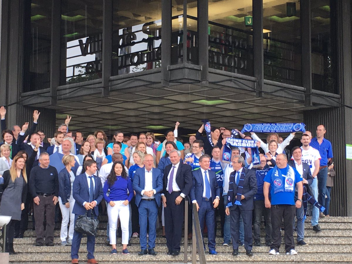 Les agents de la Ville et l'Eurometropole de #Strasbourg aux couleurs du racing 🔵⚪️ #TousRacing