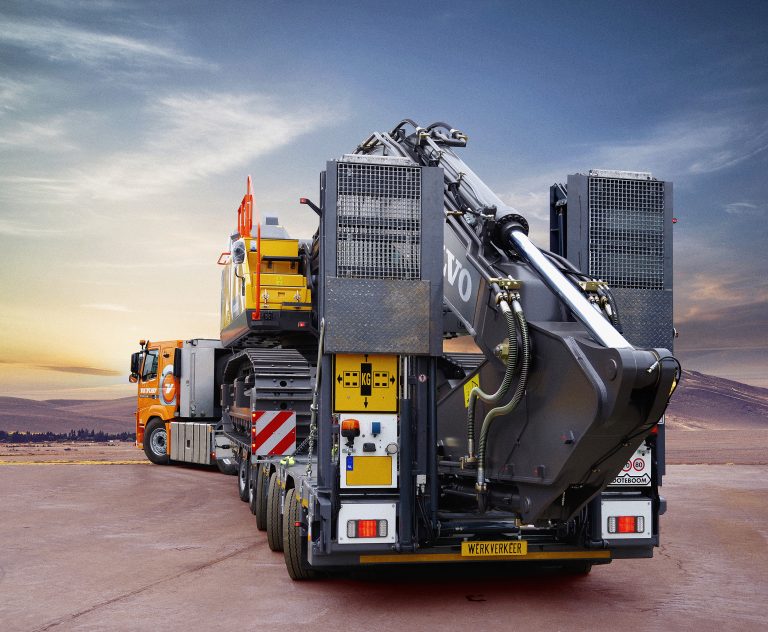 HeavyLiftPFI's tweet photo. Van der Vlist takes two #VanderVlist #Trucking #Crane #ProjectCargo https://t.co/dlr9JaKf55 https://t.co/VGWmBeF2zx