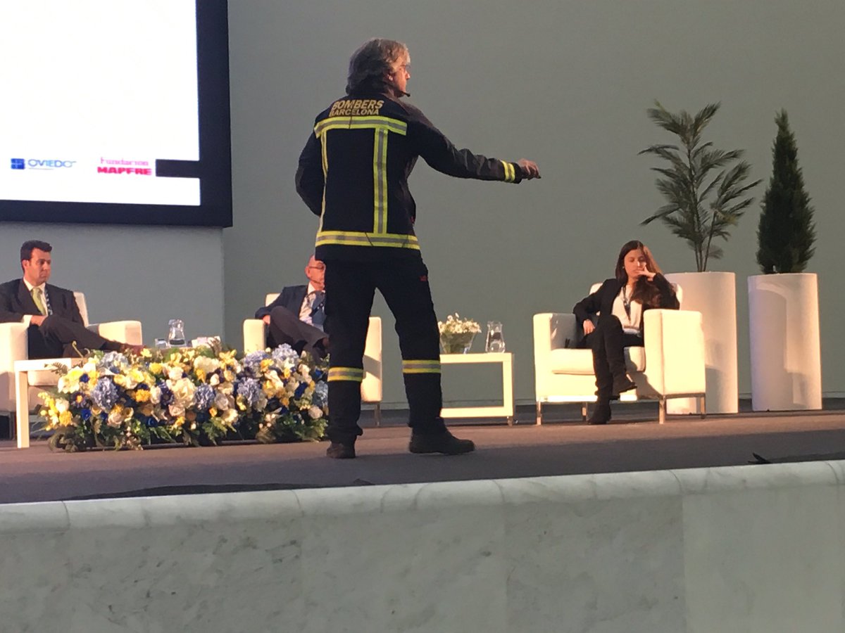 DMC_y_NBQ's tweet photo. La buenísima ponencia de #Manel Pardo de #Bombers Barcelona en #CIPE2017 https://t.co/b9gYC3kV5q