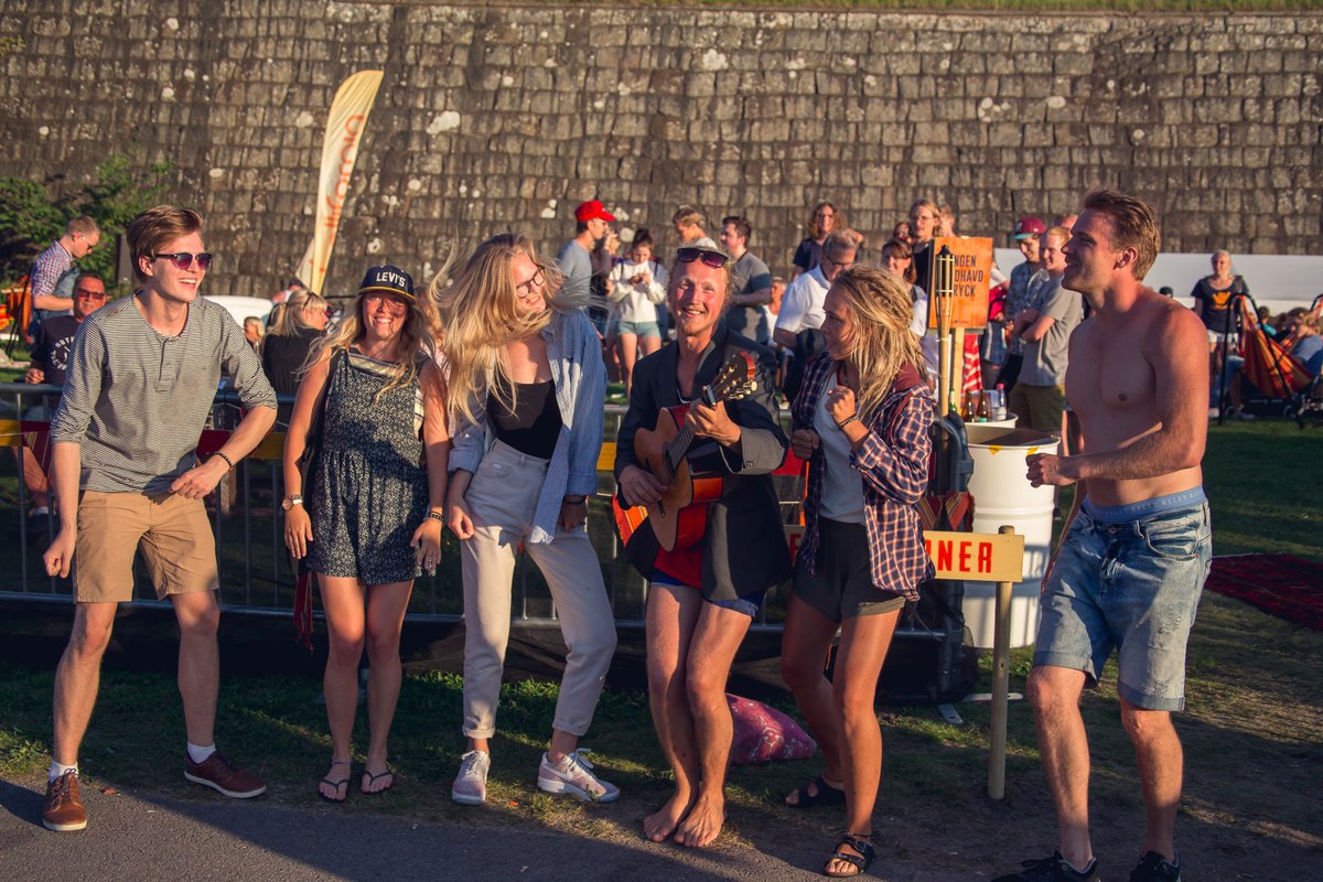 hallifornia's tweet photo. Throwback till Surfers Corner förra året när vår glada vän Mathias gick runt och spred glädje med sin gura #sommar #summertime #hallifornia https://t.co/UcVmFczUob