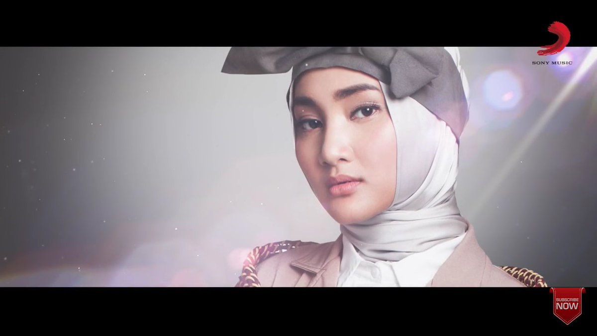 SonyMusicID's tweet photo. #SonyBuzz Out now! Single religi terbaru dari @FatinSL - "Ketika Tangan dan Kaki Berkata" bisa kamu nikmati di sini: https://t.co/dtOHu5vofD https://t.co/kdbjNQnjgL