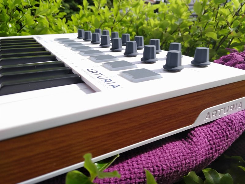 GadgetExplained's tweet photo. The perfect solution 4 a small home studio or a lightweight controller on the go @ArturiaOfficial https://t.co/zY4iOKYpap #midi #MiniLabMKII https://t.co/gUR6S1yNff