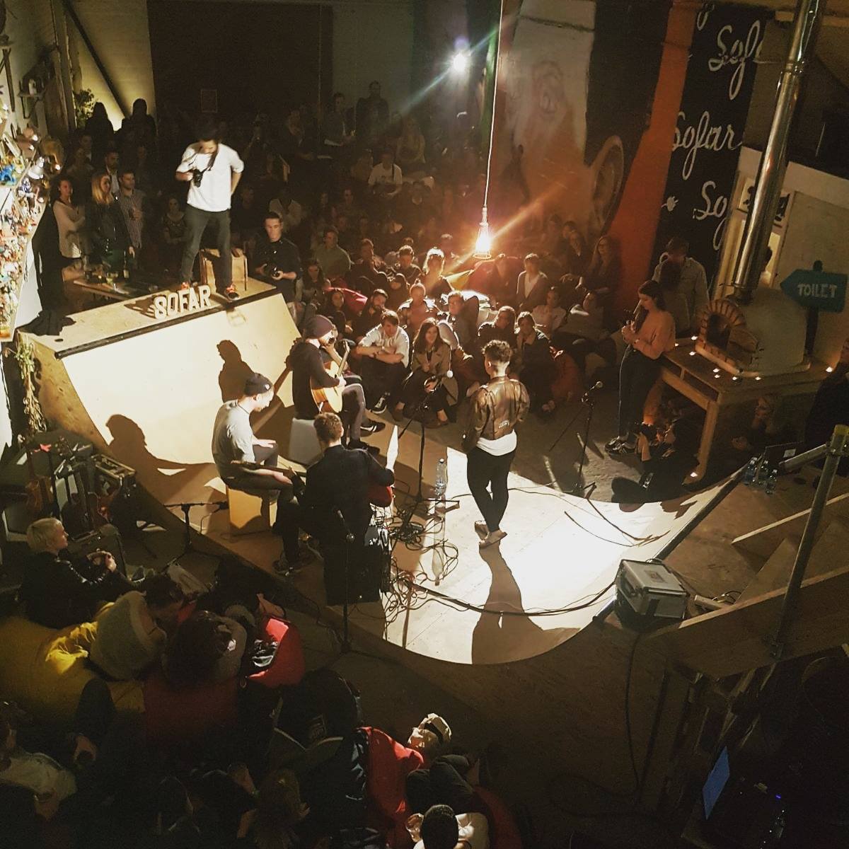 ClareOHanlon1's tweet photo. Privilege to MC @SofarDublin last night. #Lowli @RosaNutty @BARQ_music @Ham_Sandwich in @alloutdesign. ❤️💚💙 @jamesonwhiskey @Deliveroo_IE https://t.co/IeIx2Z2dic