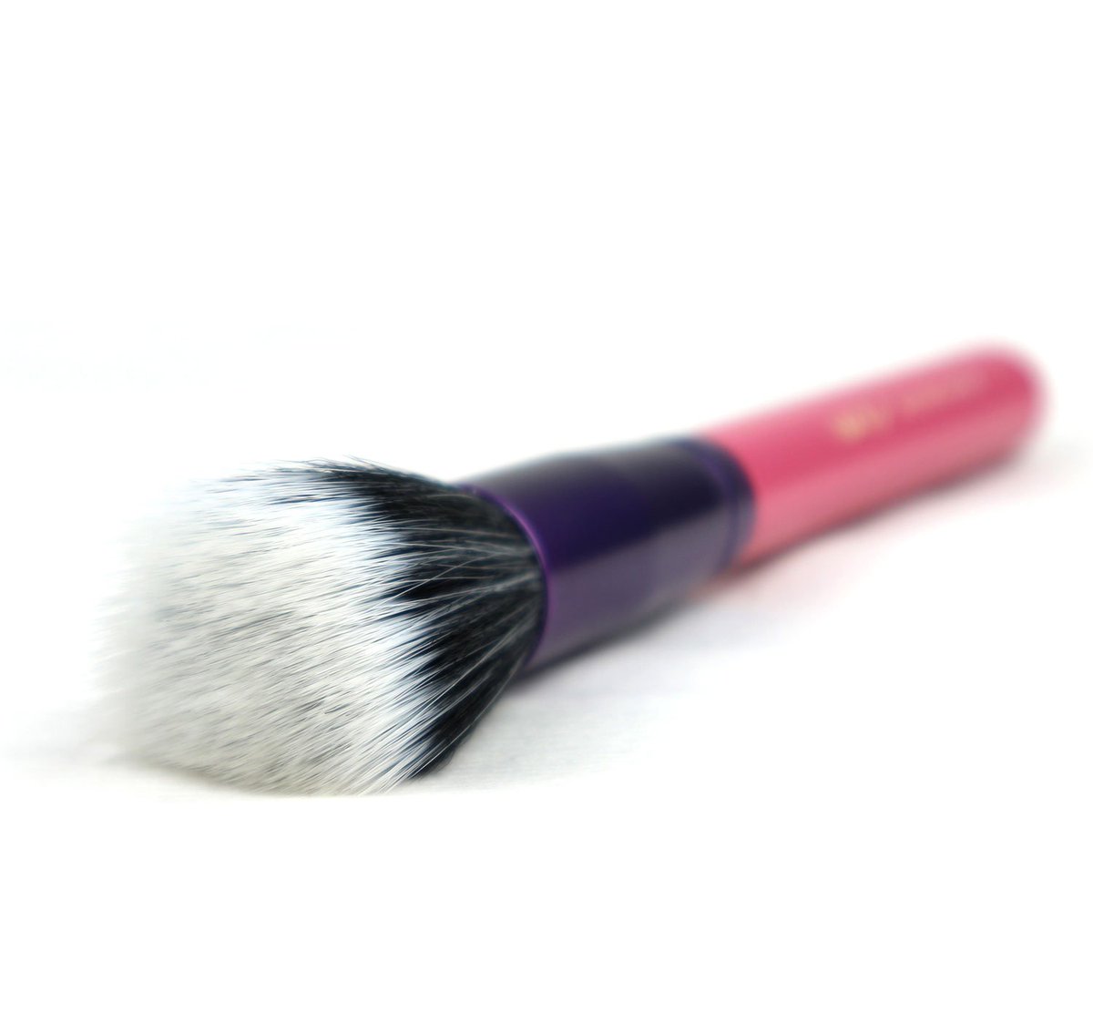 vanitytools's tweet photo. Nairobi, una #brocha de doble fibra. Perfecta para un acabado natural de las bases de #maquillaje , o para aplicar colorete o bronceador. https://t.co/84Ck4AODVE