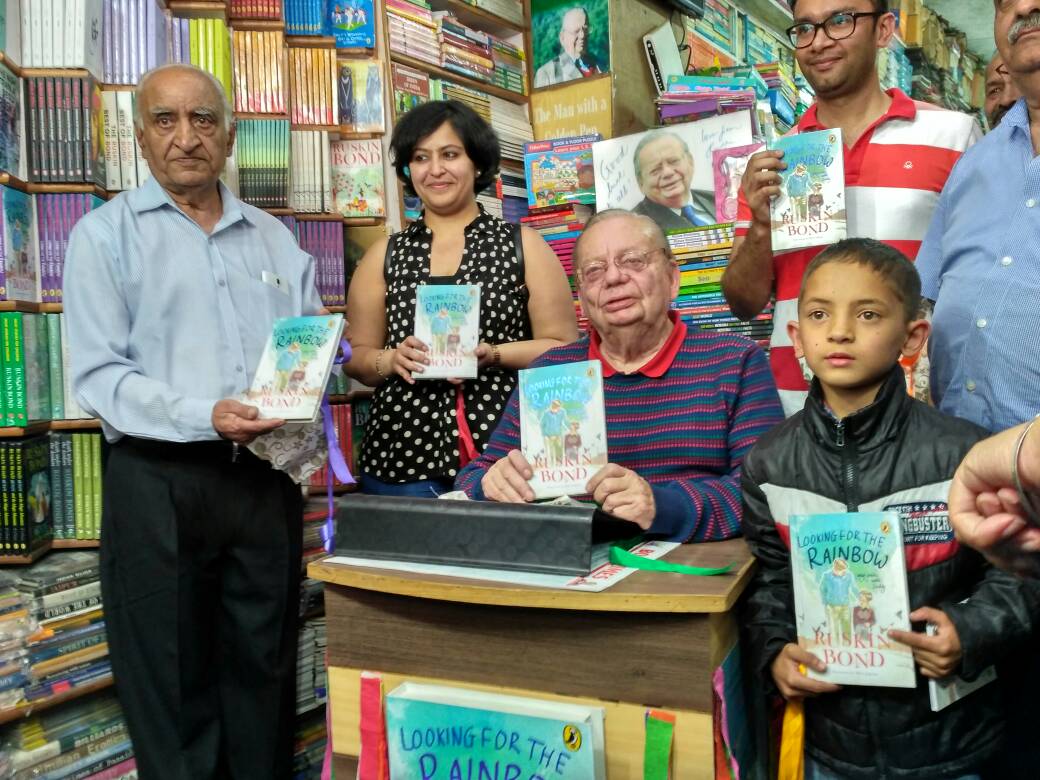 PuffinIndia's tweet photo. #RuskinBond unveiling his new book #LookingForTheRainbow with fans who share his birthday! :) 
#HappyBirthdayRuskin https://t.co/XbFZfg7fxW