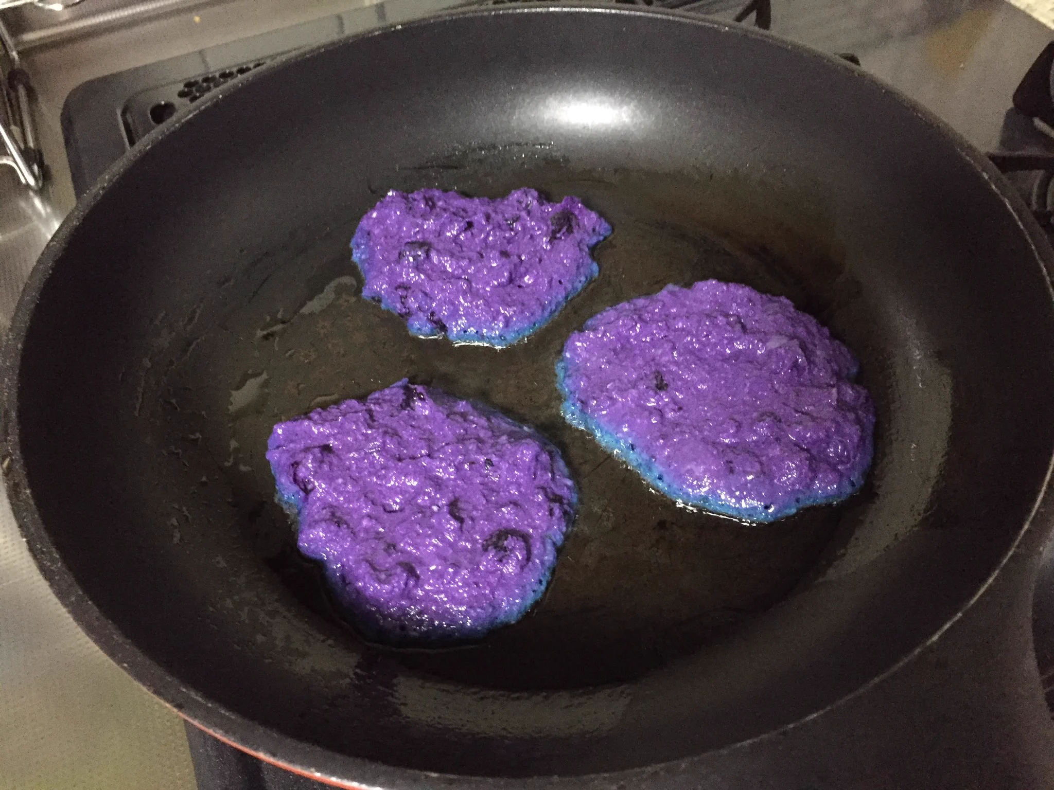 不気味すぎてやばいwwベリーを入れたホットケーキ焼いたらどんどん青くなってきたww